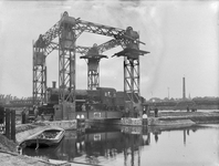 41772 Afbeelding van de hefbrug in de Kruisvaart te Utrecht tijdens een belastingproef met de stoomlocomotief nr. 3775 ...